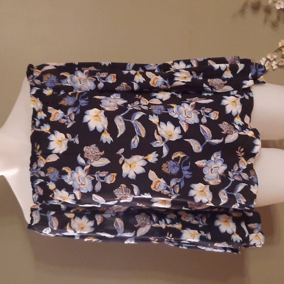 WHBM off the shoulder top - Picture 4 of 10